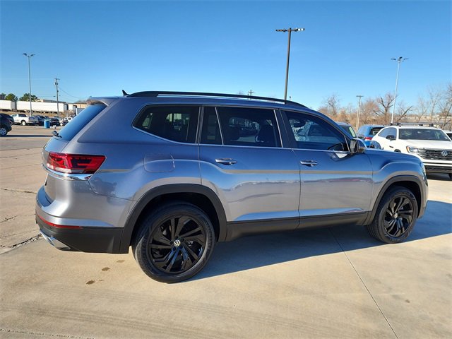 Used 2023 Volkswagen Atlas SE w/ Black Wheel Package image 2