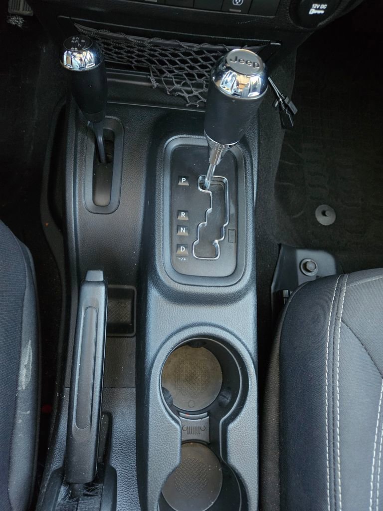 Used 2017 Jeep Wrangler Unlimited Rubicon w/ Connectivity Group AWD/4WD image 15