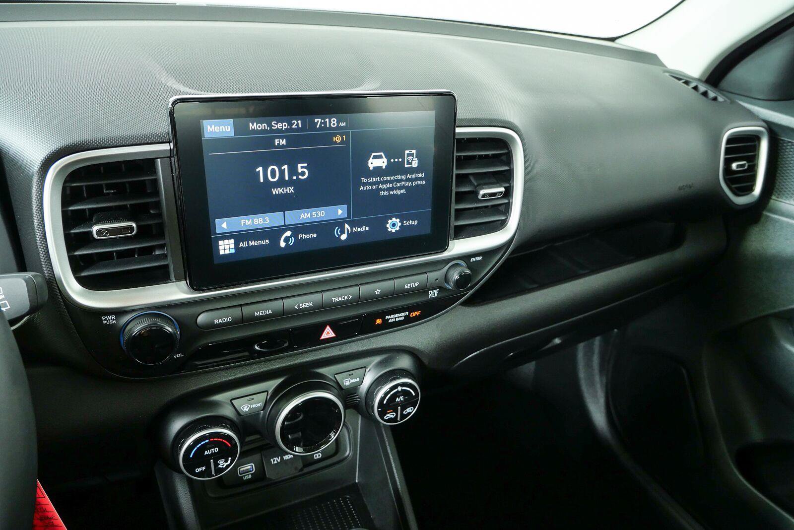 Used 2023 Hyundai Venue SEL w/ Cargo Package FWD image 12
