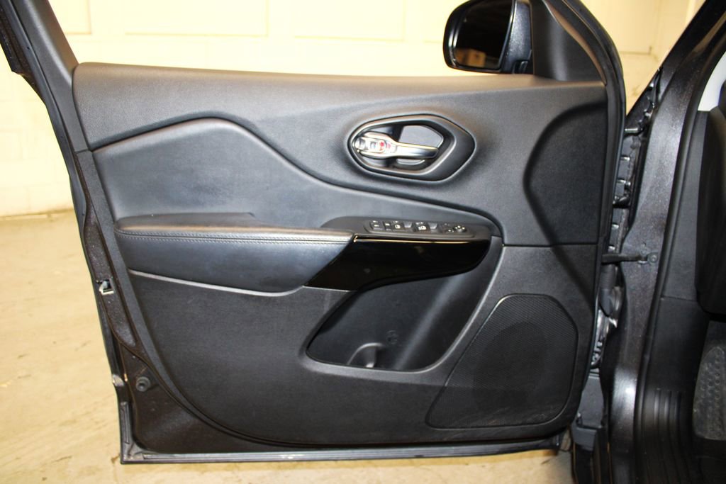 Used 2021 Jeep Cherokee Latitude Plus image 23