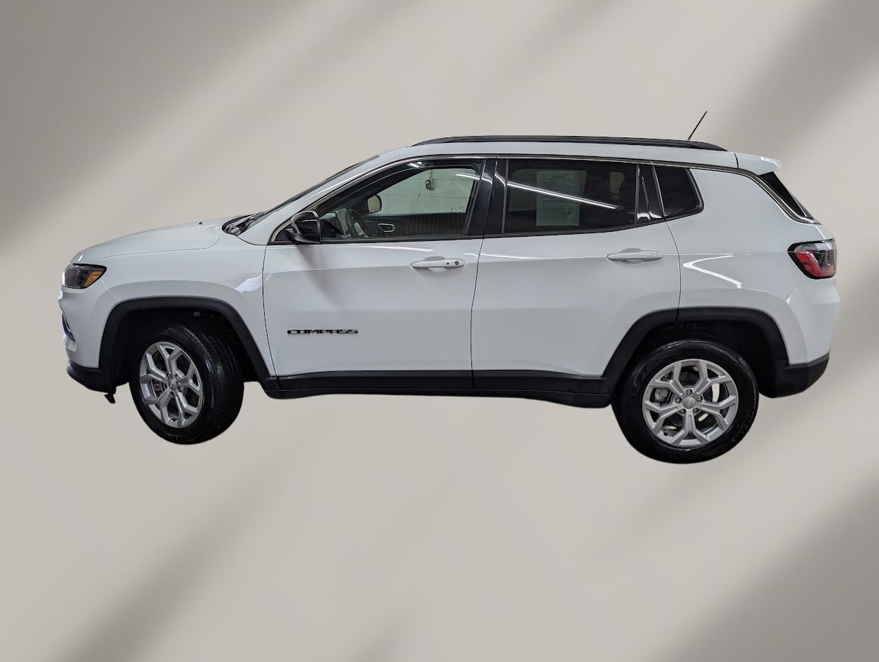 Used 2024 Jeep Compass Latitude image 3