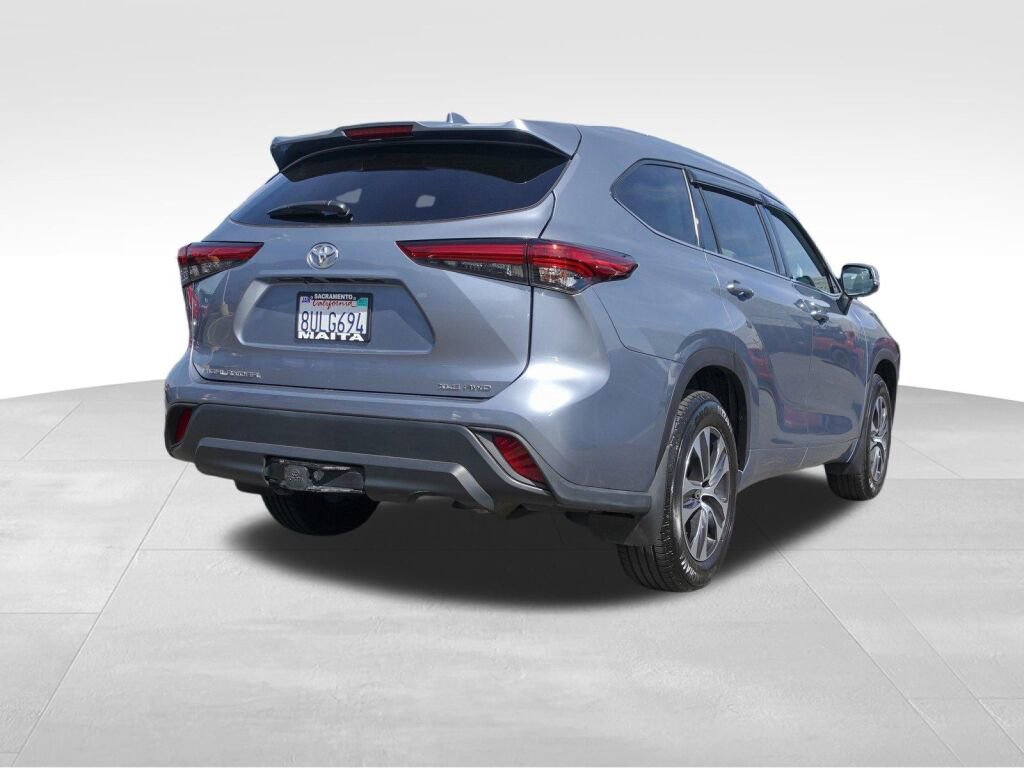 Certified 2021 Toyota Highlander XLE image 3