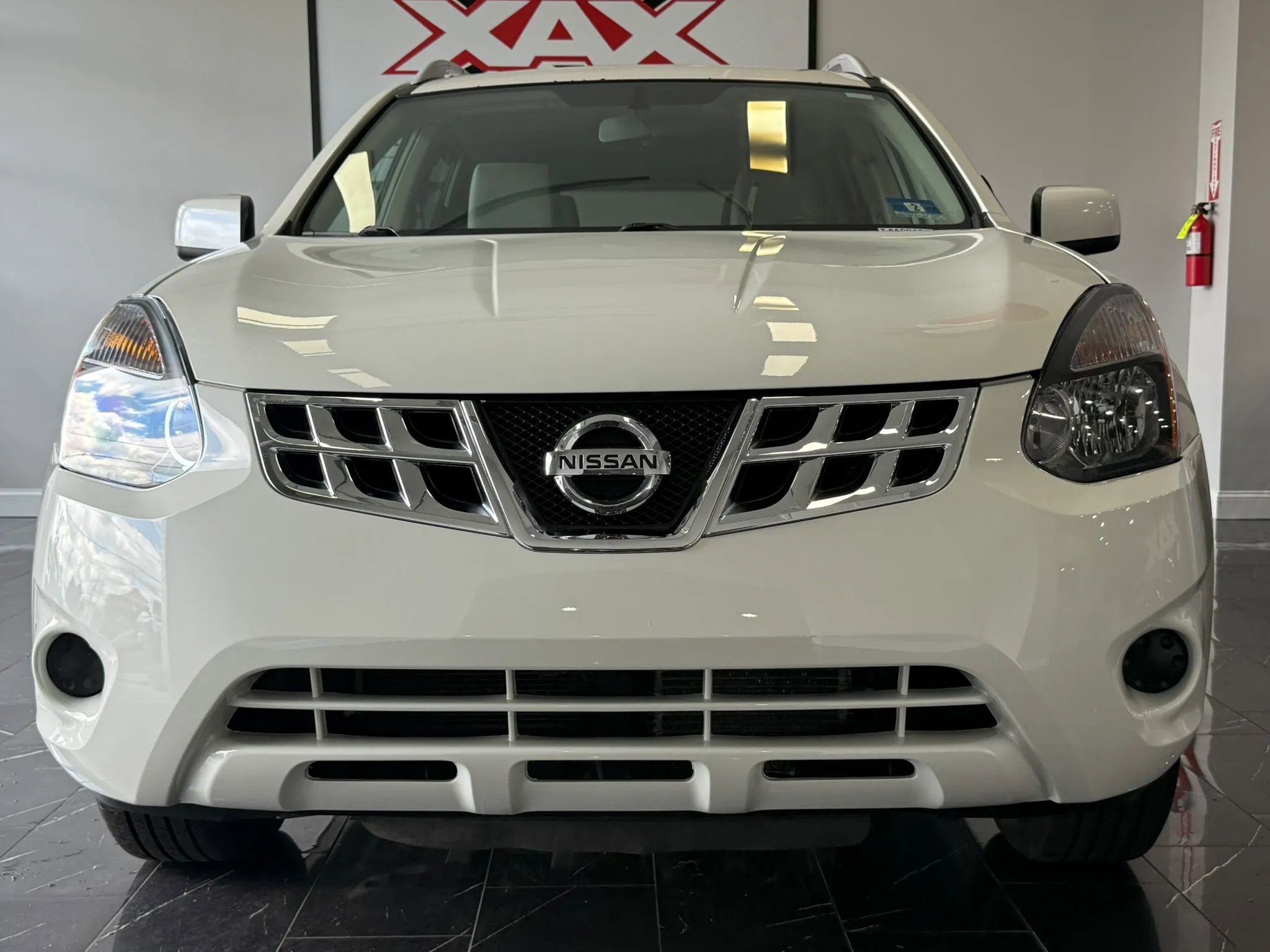 Used 2013 Nissan Rogue SV image 2