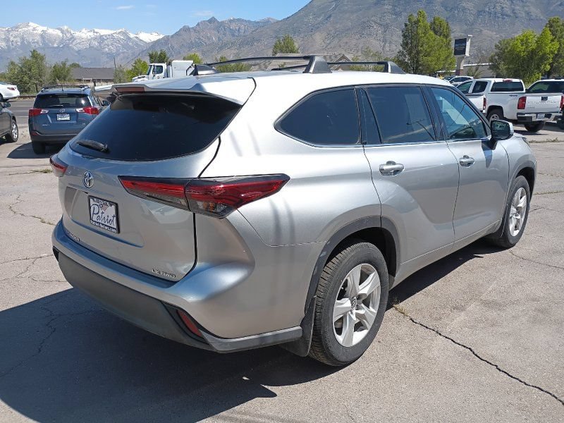 Used 2022 Toyota Highlander LE AWD/4WD image 5