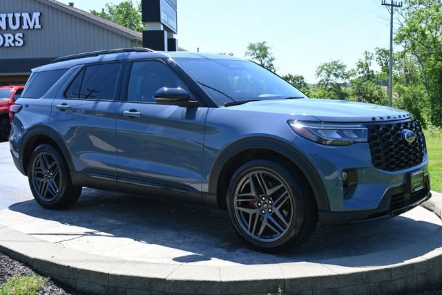 Used 2025 Ford Explorer ST AWD/4WD image 3