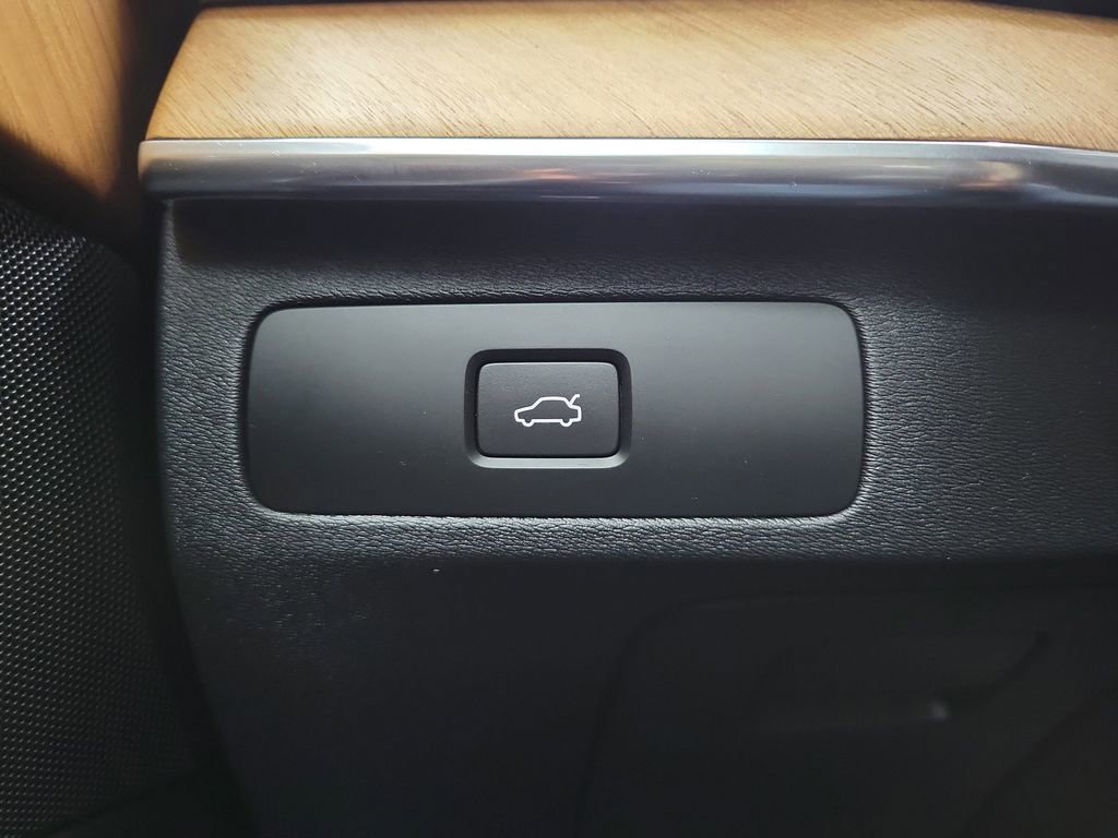 Used 2023 Volvo XC90 B6 Plus image 34