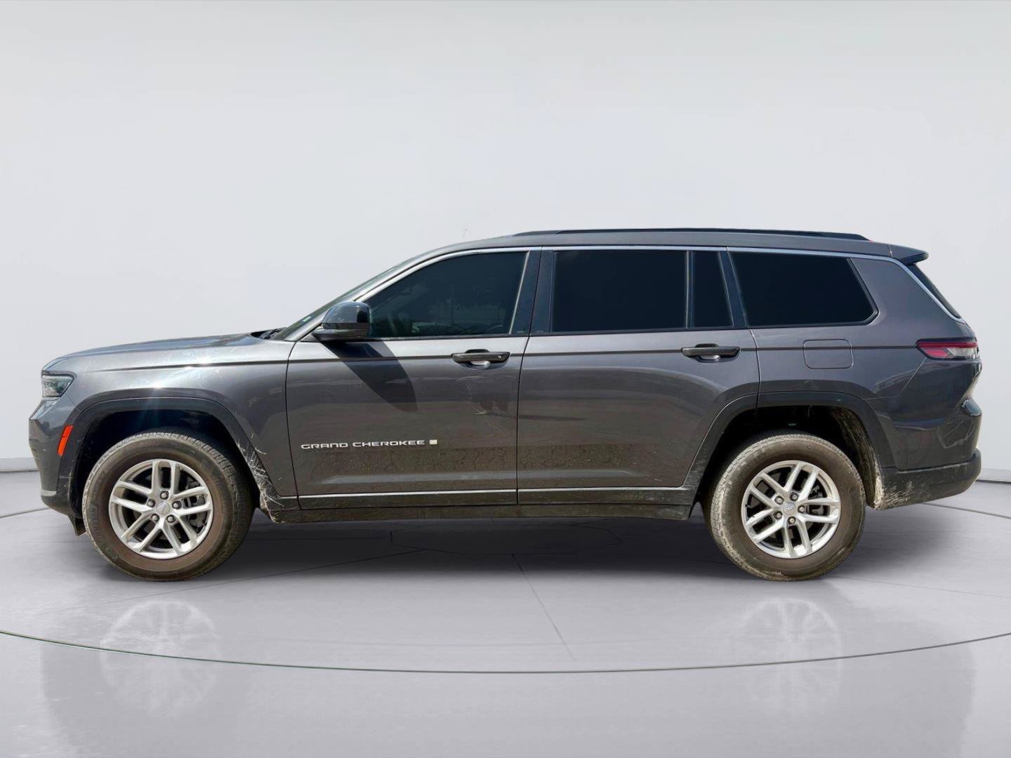 Used 2024 Jeep Grand Cherokee L Laredo RWD image 8