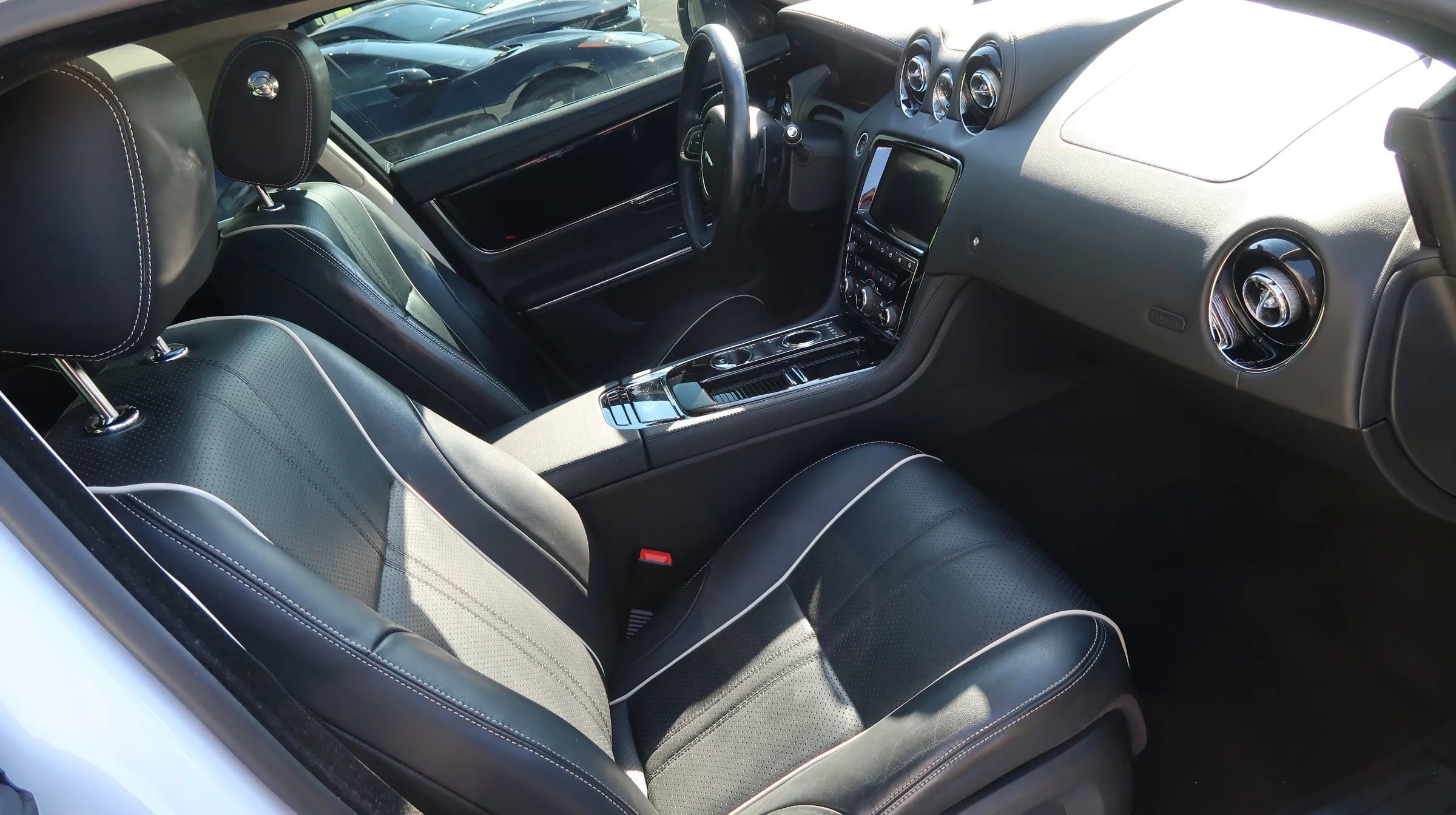 Used 2019 Jaguar XJ R-Sport image 22