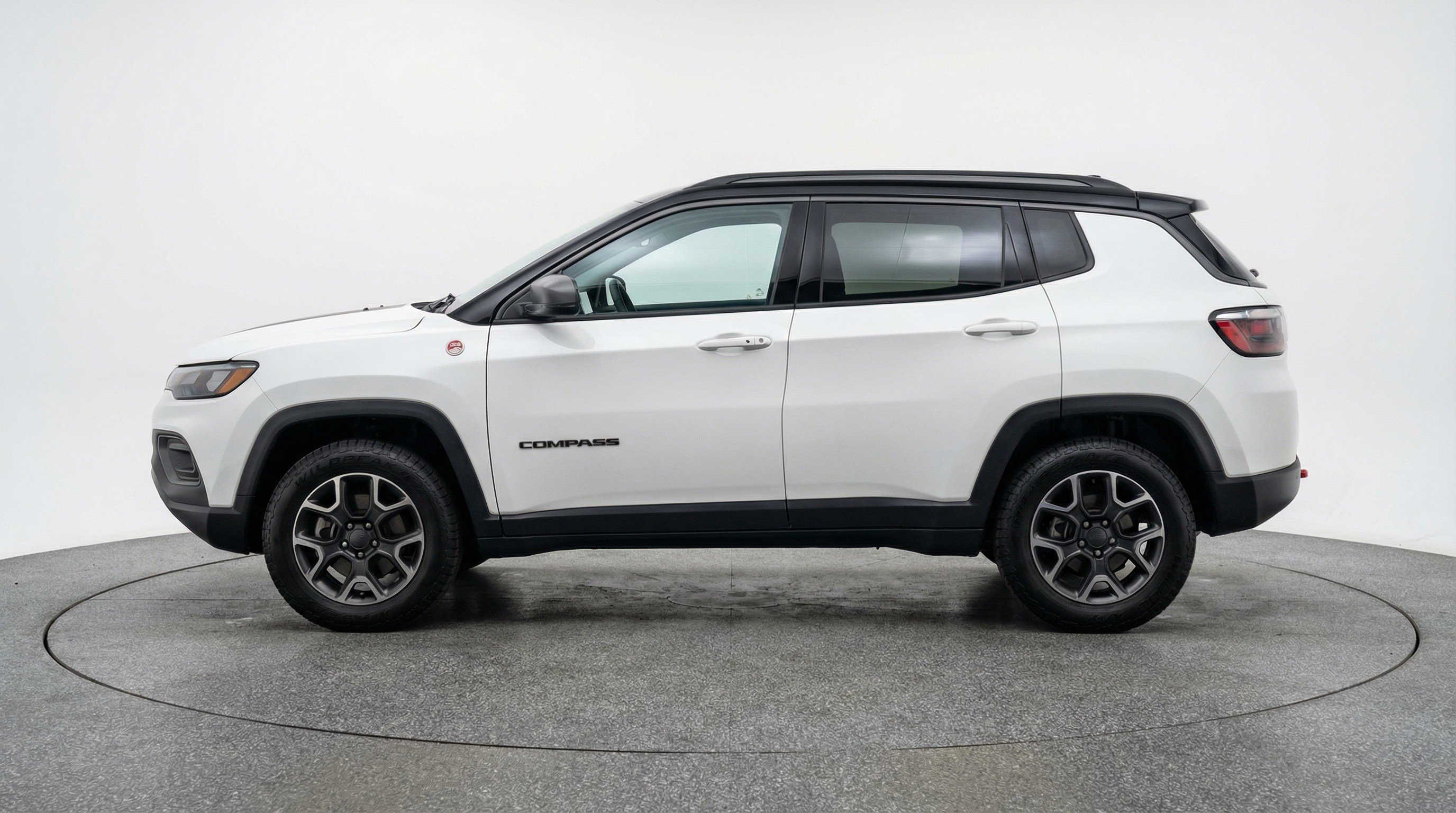 Used 2025 Jeep Compass Trailhawk AWD/4WD image 5
