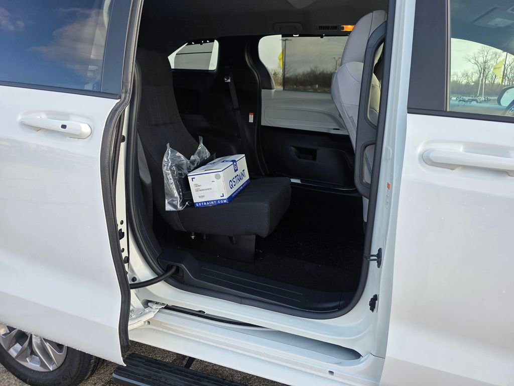 Used 2026 Toyota Sienna LE image 28