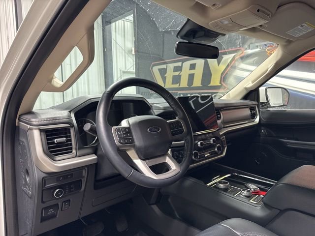 Used 2023 Ford Expedition XLT image 5
