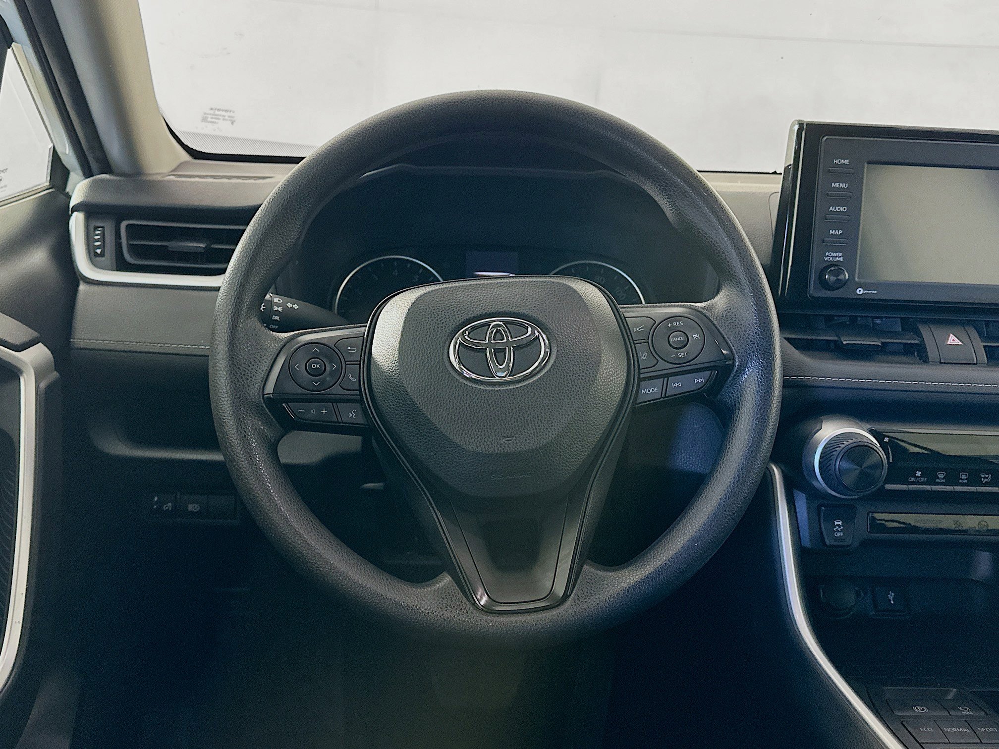 Used 2022 Toyota RAV4 LE FWD image 17