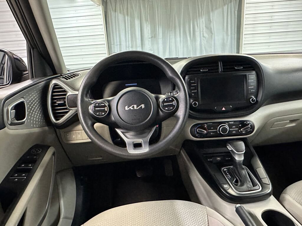 Used 2023 Kia Soul LX image 3