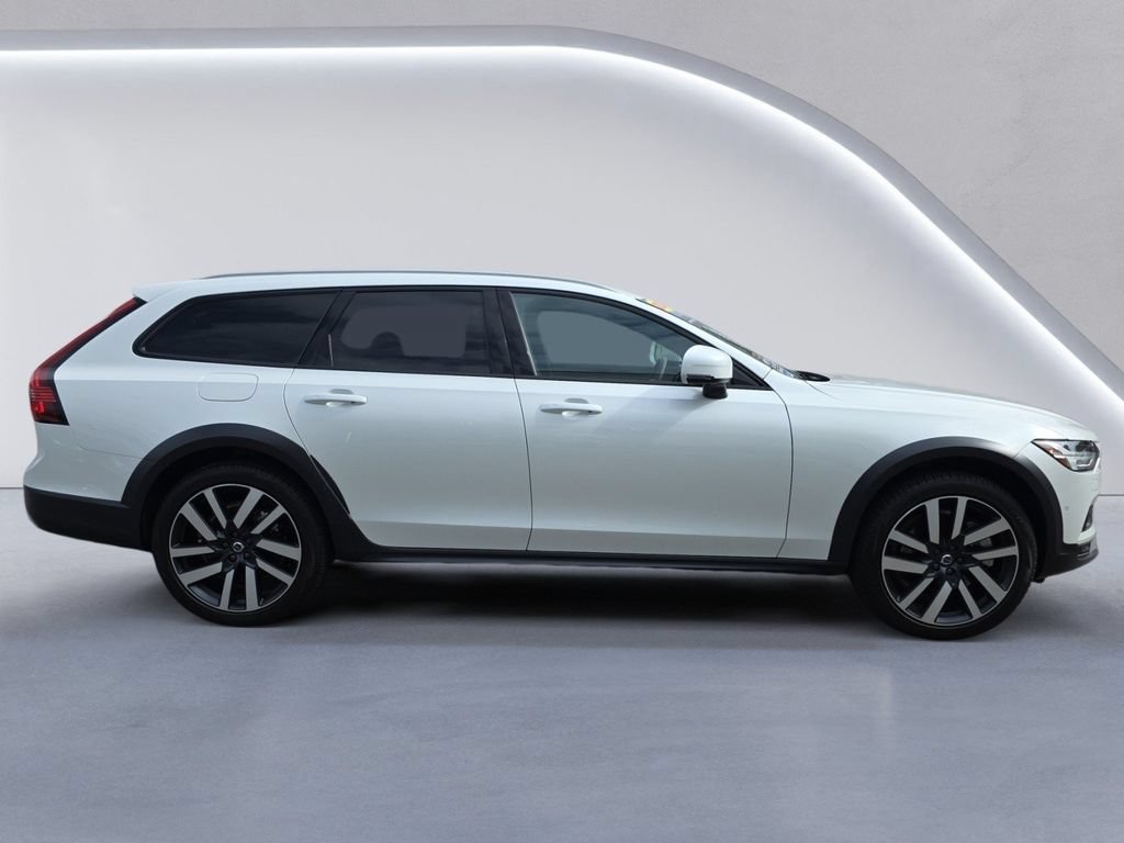 Used 2025 Volvo V90 B6 Cross Country Ultra AWD/4WD image 3