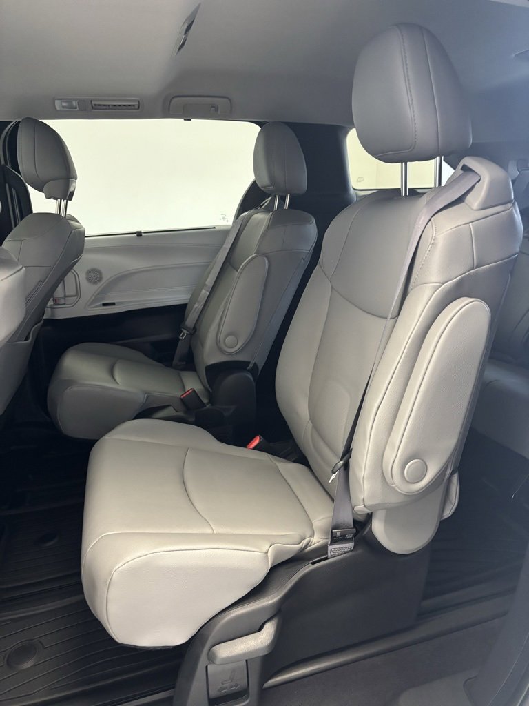 Used 2025 Toyota Sienna XLE image 24