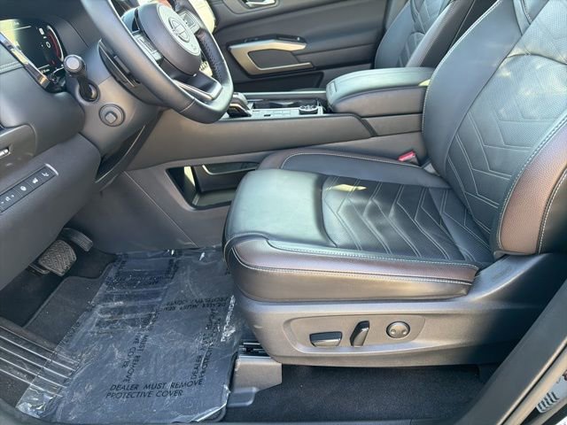 Used 2024 Nissan Pathfinder Platinum w/ Lighting Package (N93) AWD/4WD image 17