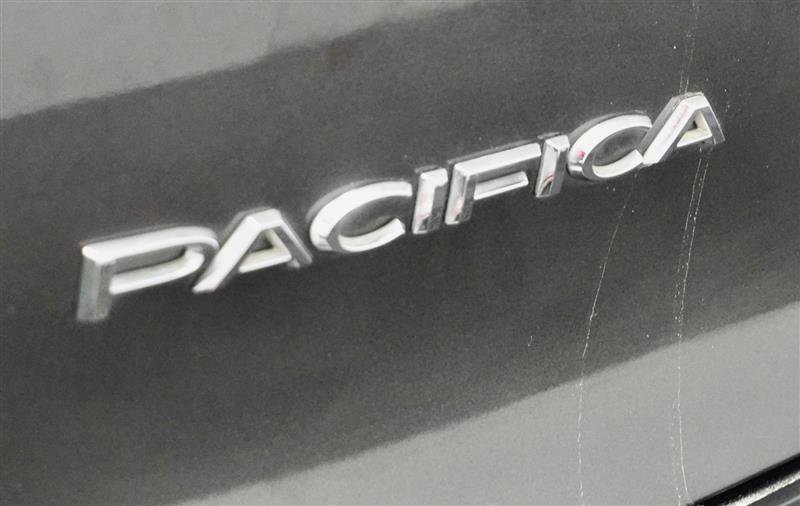 Used 2017 Chrysler Pacifica Touring-L Plus FWD image 37