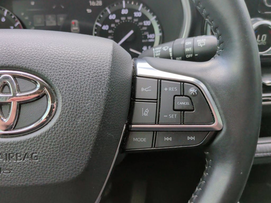 Used 2021 Toyota Highlander XLE FWD image 14