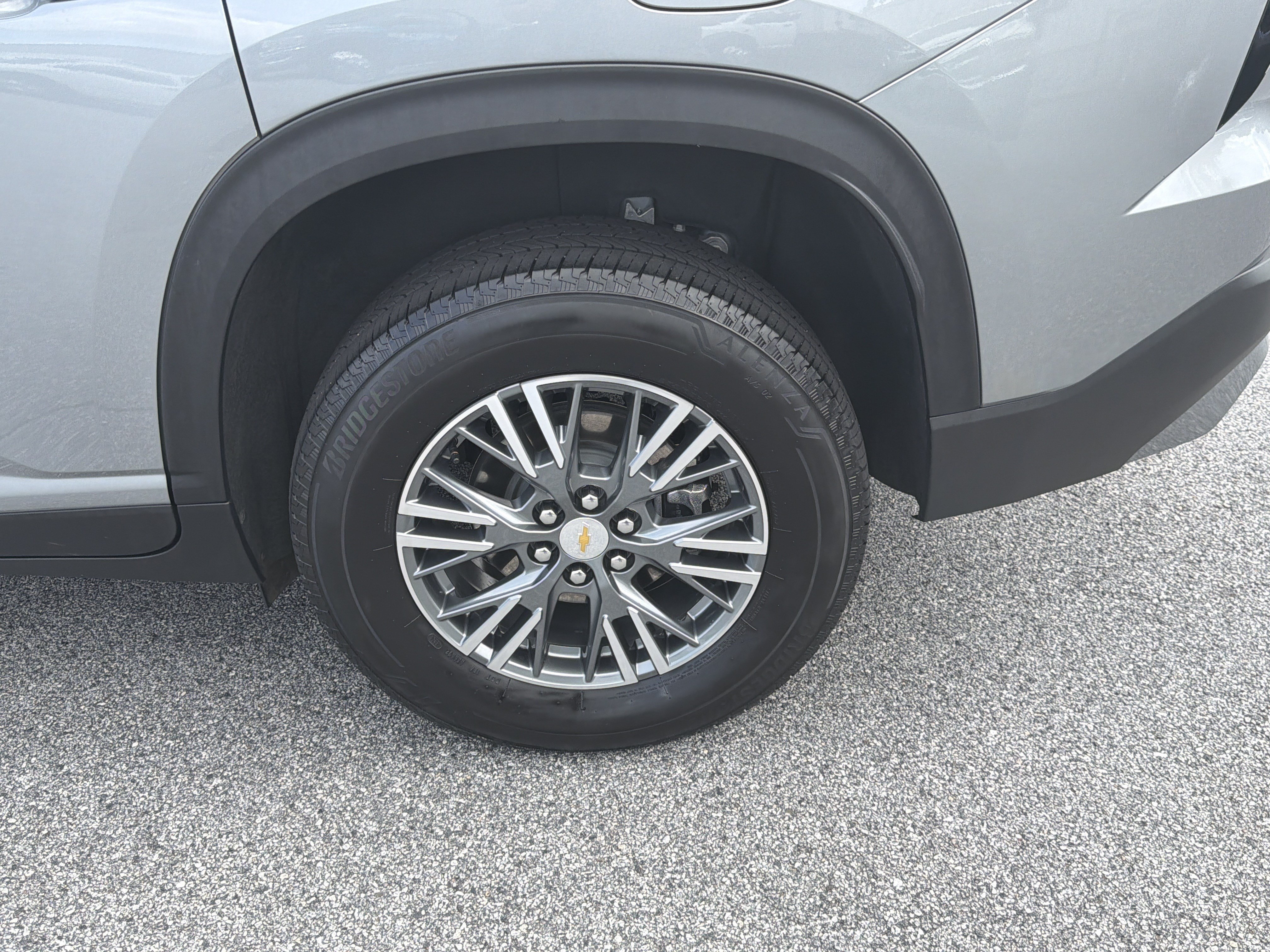 Used 2025 Chevrolet Traverse LT FWD image 24