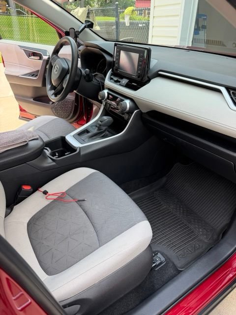 Used 2022 Toyota RAV4 XLE FWD image 2