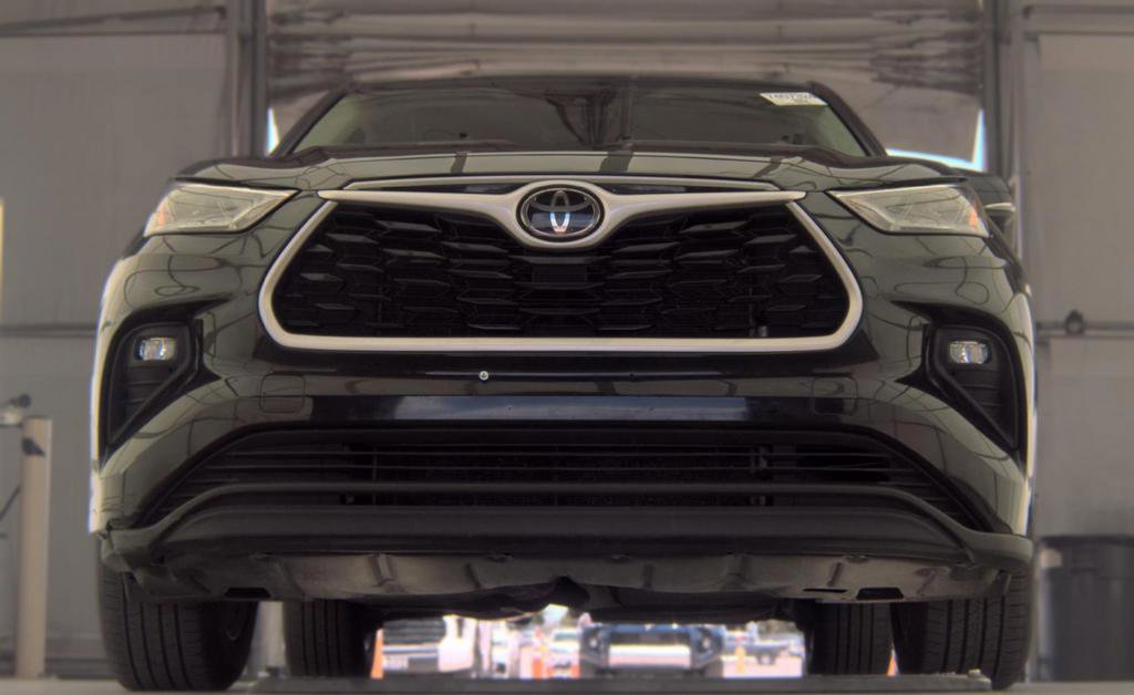 Used 2022 Toyota Highlander LE AWD/4WD image 3