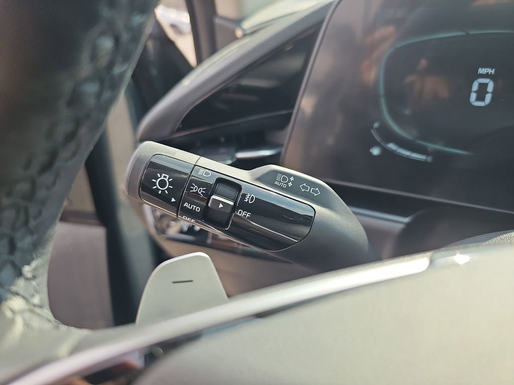 Used 2023 Kia Niro SX Touring image 30