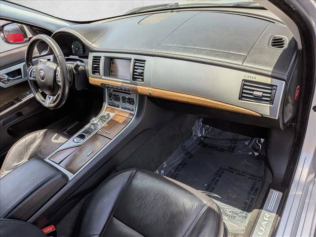 Used 2015 Jaguar XF Premium RWD image 18