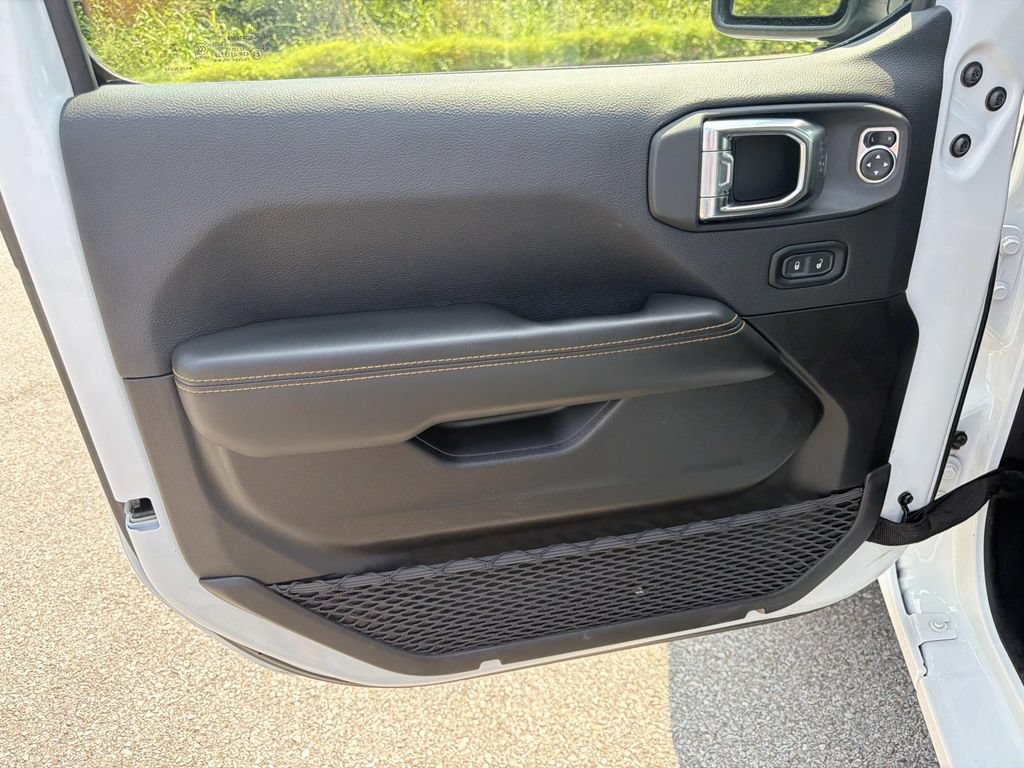 Used 2025 Jeep Wrangler Unlimited Sahara AWD/4WD image 18