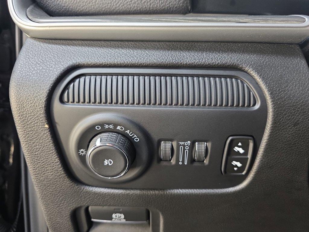 Used 2024 Jeep Wagoneer L Series II w/ Flexible Seating Group AWD/4WD image 28