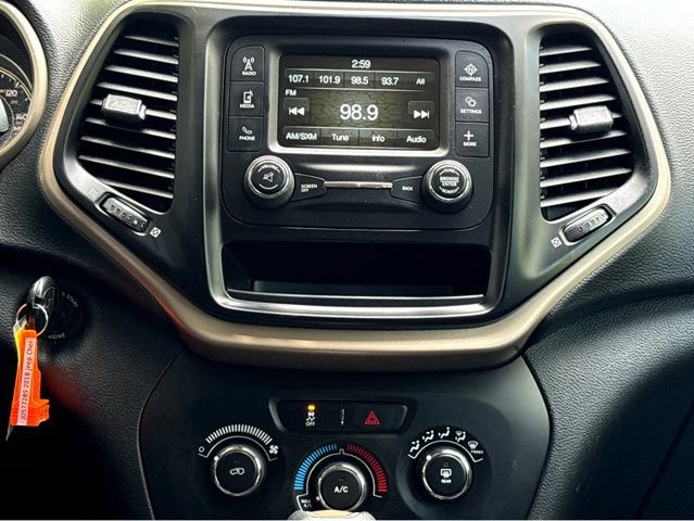 Used 2018 Jeep Cherokee Latitude w/ Altitude Package FWD image 24