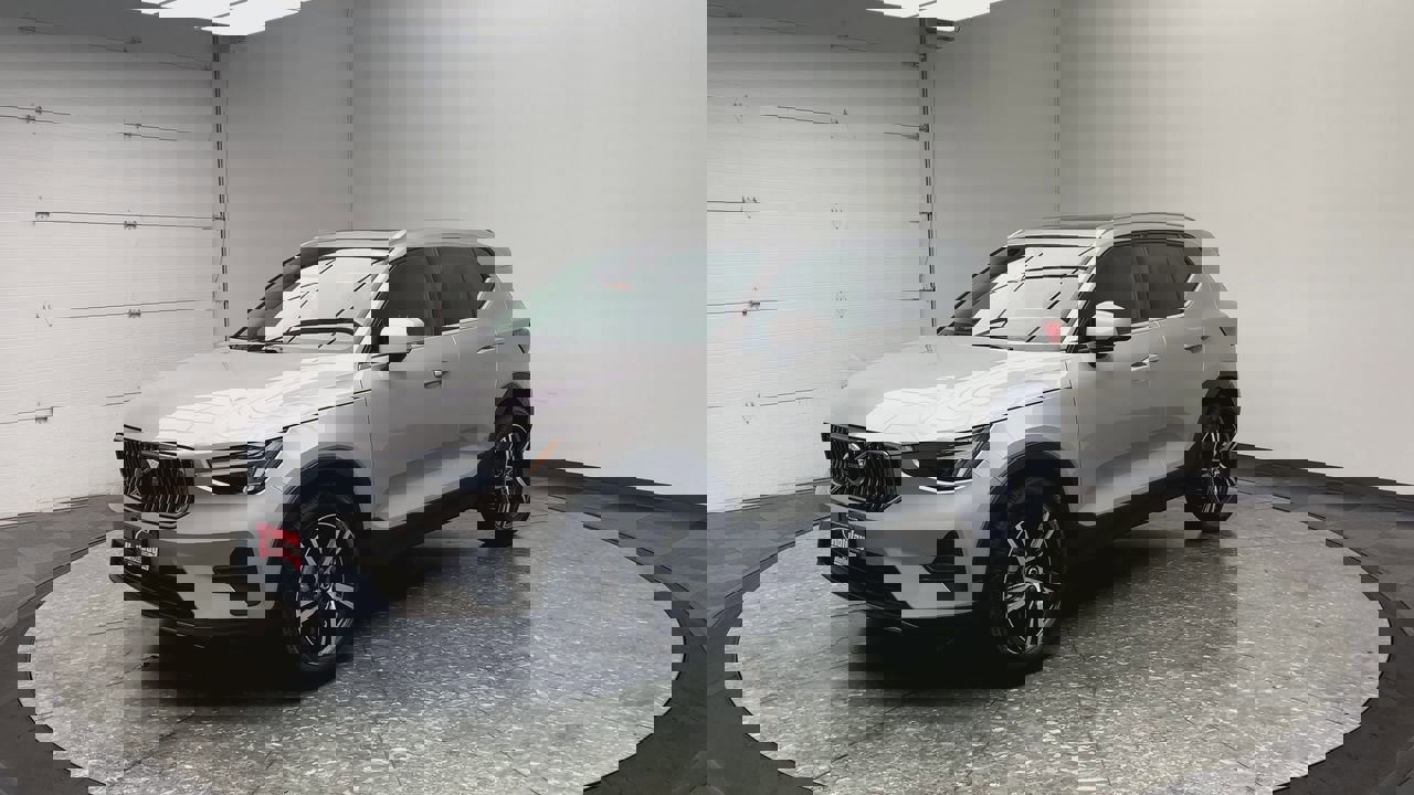 Used 2025 Volvo XC40 B5 Core image 36