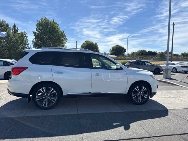 Used 2017 Nissan Pathfinder Platinum w/ Family Entertainment Package AWD/4WD image 4