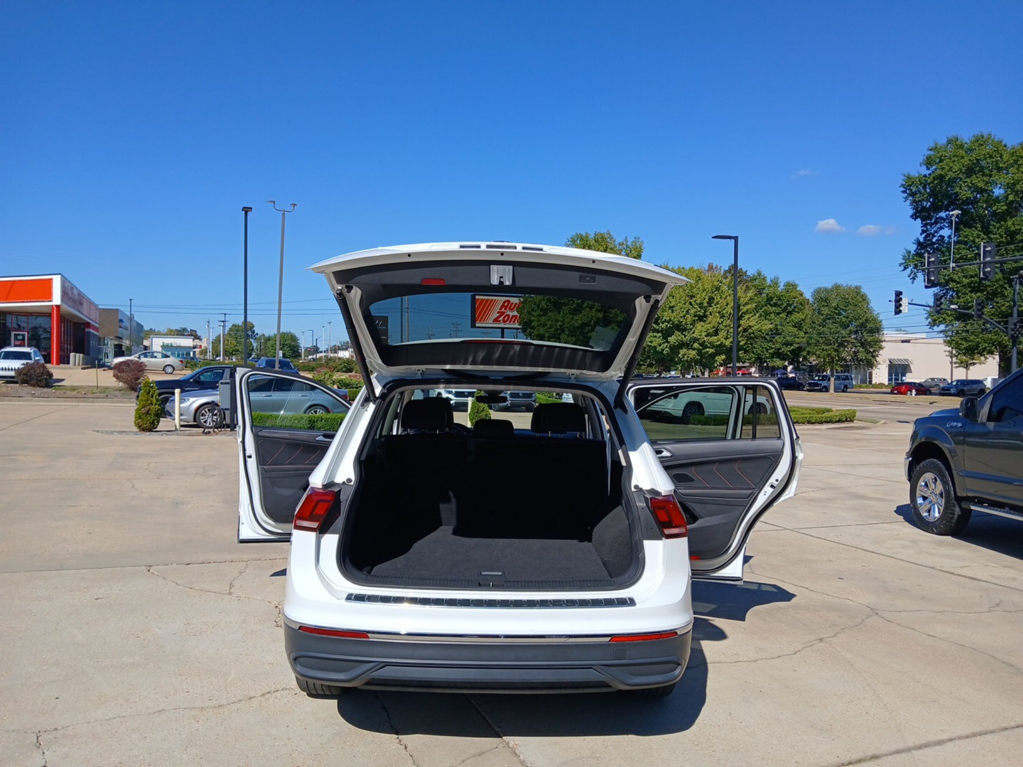 Used 2024 Volkswagen Tiguan Wolfsburg Edition AWD/4WD image 23