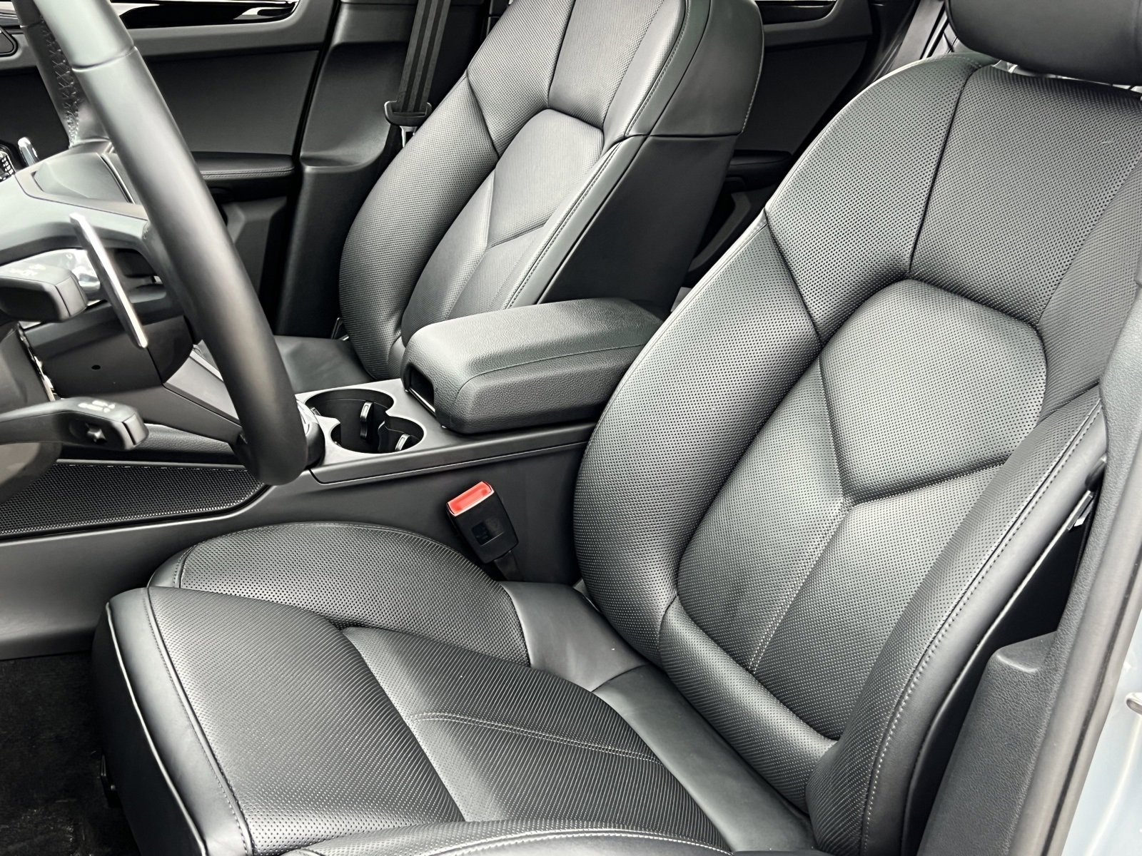 Certified 2025 Porsche Macan image 5