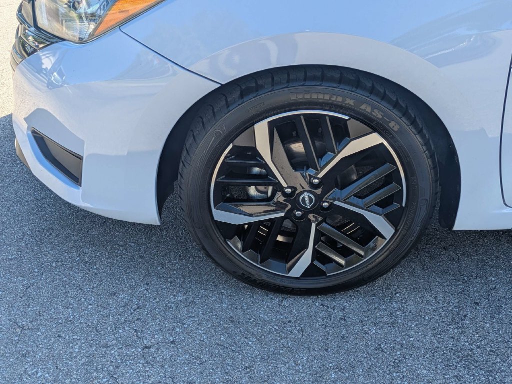 Used 2025 Nissan Versa SR FWD image 11