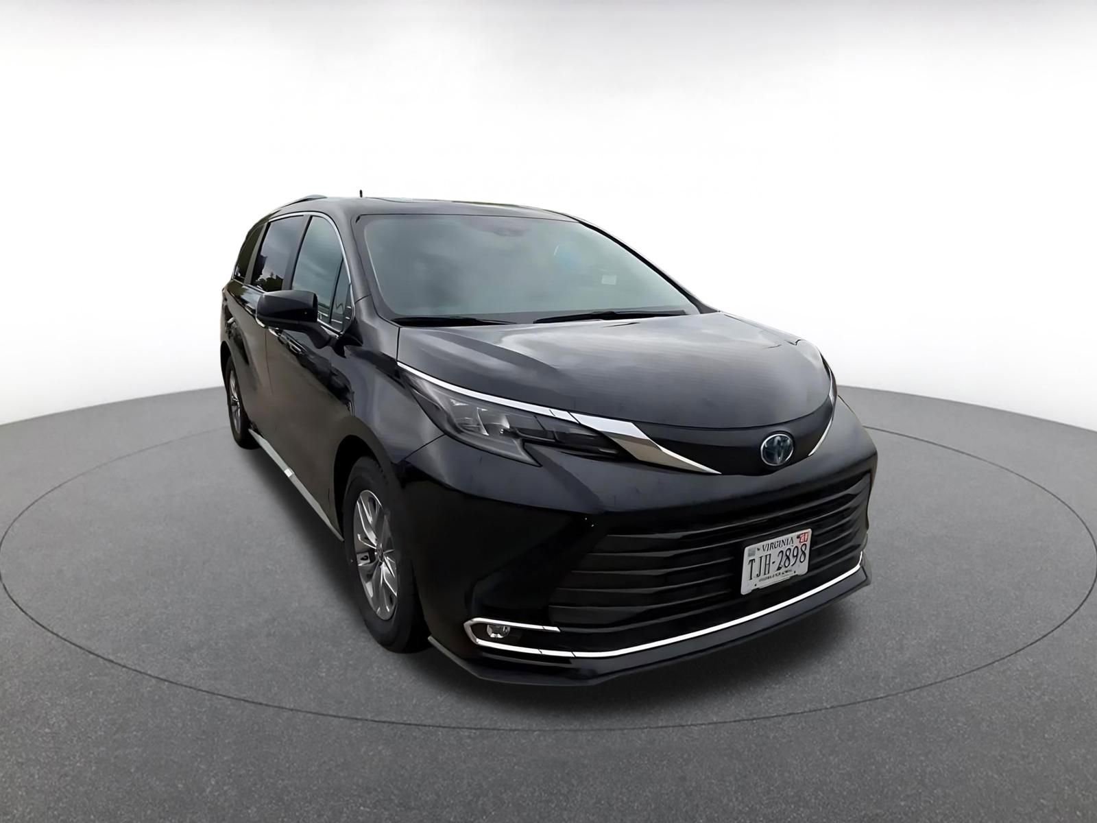 Used 2024 Toyota Sienna XLE FWD image 3