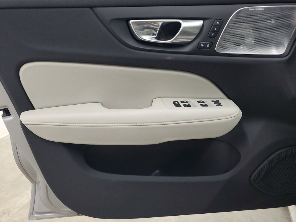 New 2025 Volvo V60 B5 Cross Country Ultra w/ Protection Package Premier image 21