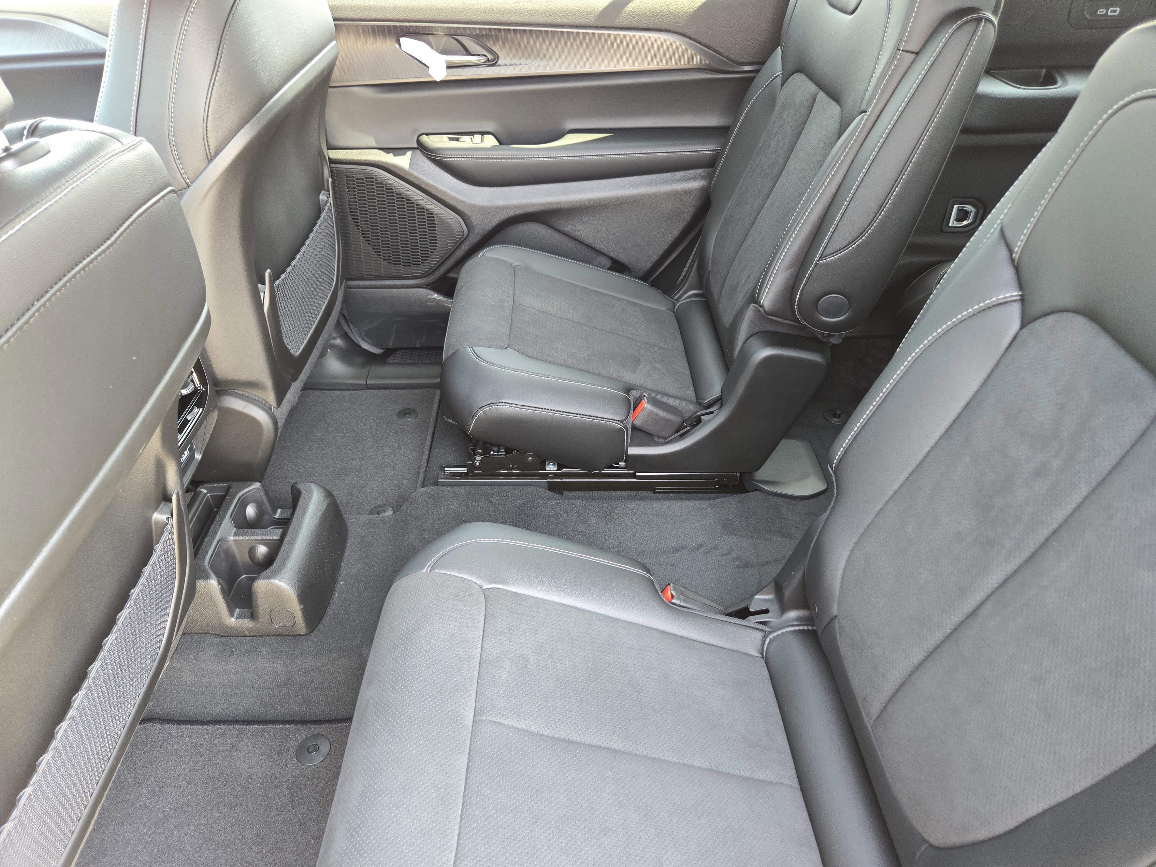 New 2025 Jeep Grand Cherokee L Altitude image 17