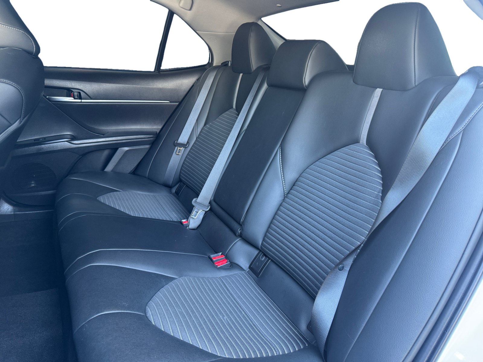 Used 2020 Toyota Camry SE w/ Sunroof Package FWD image 13
