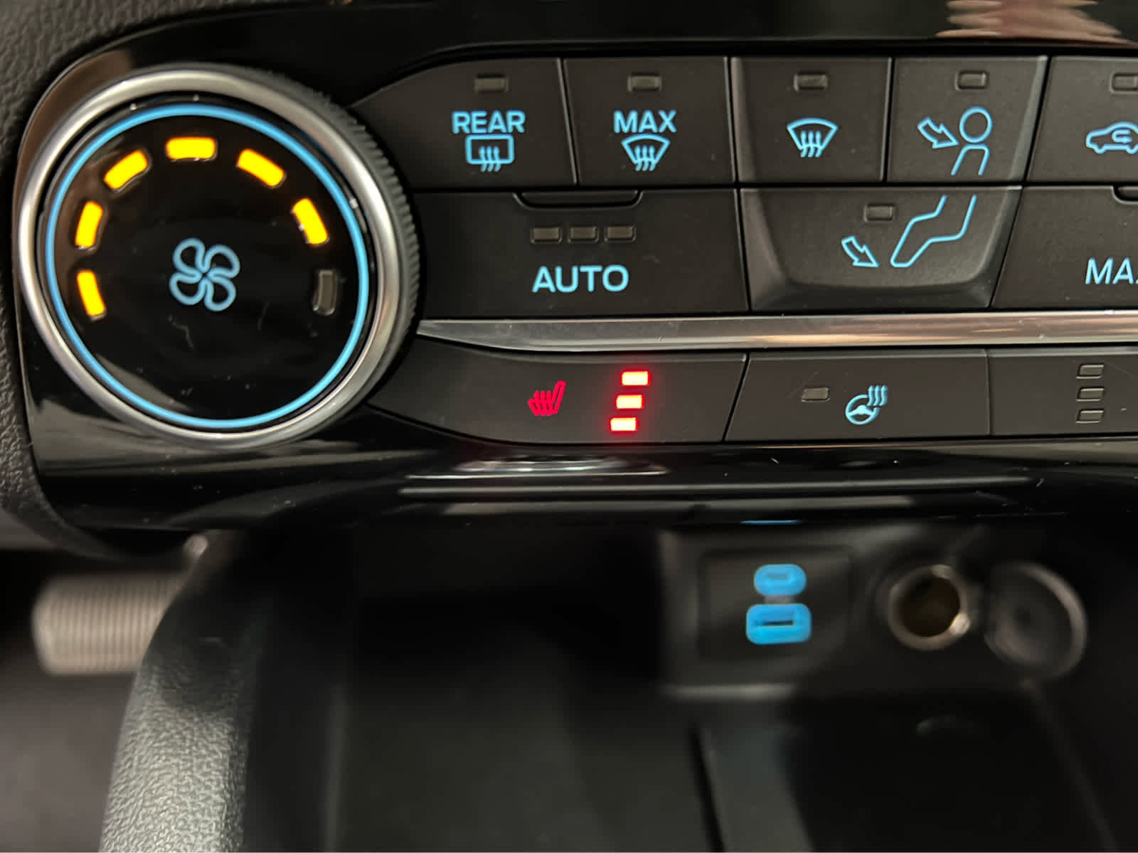 Used 2022 Ford Escape SE w/ Cold Weather Package image 6