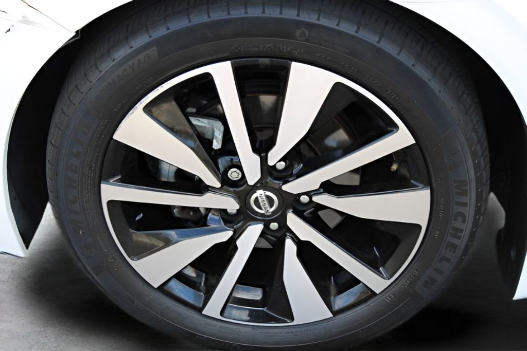 Used 2022 Nissan Sentra SV w/ SV Premium Package image 2