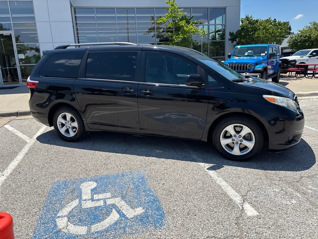 Used 2017 Toyota Sienna LE FWD image 40
