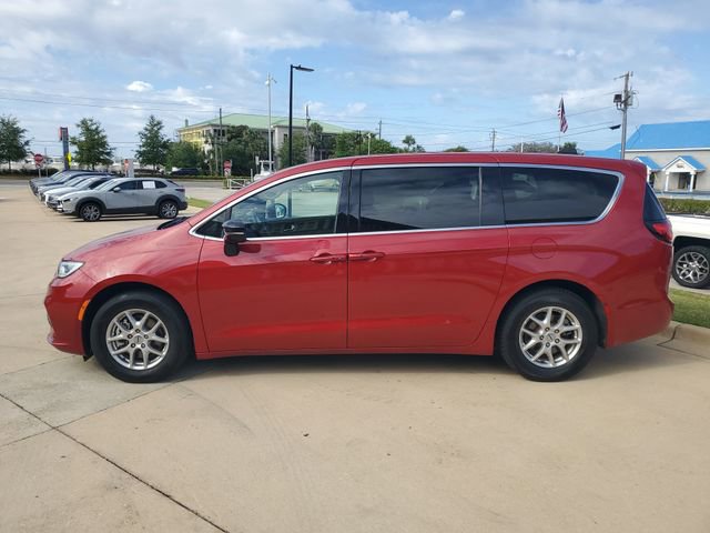 Used 2025 Chrysler Pacifica Select image 2