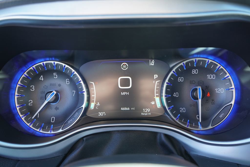 Used 2025 Chrysler Pacifica Limited image 36