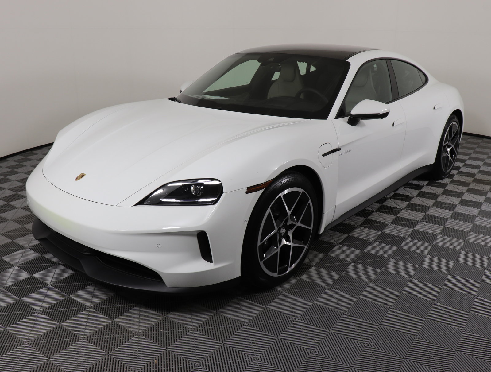 Used 2025 Porsche Taycan image 13