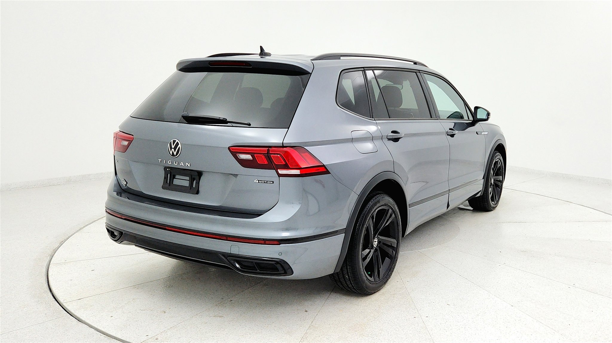 Used 2023 Volkswagen Tiguan SE R-Line image 4