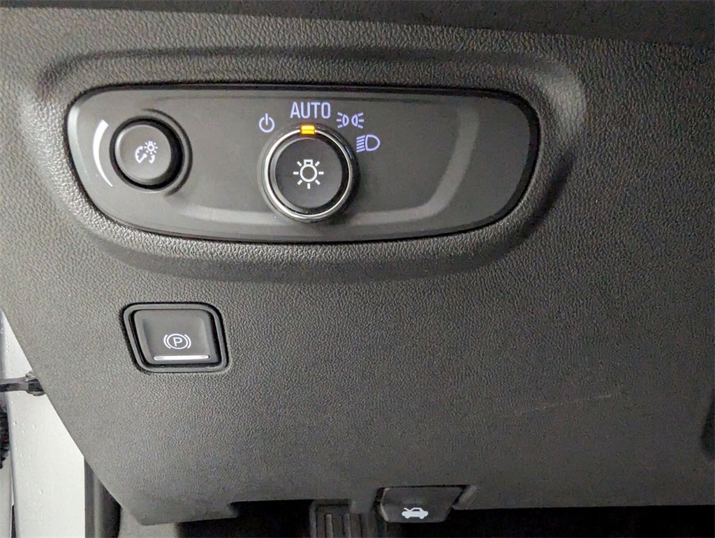 Used 2022 GMC Terrain SLE w/ Driver Convenience Package image 13