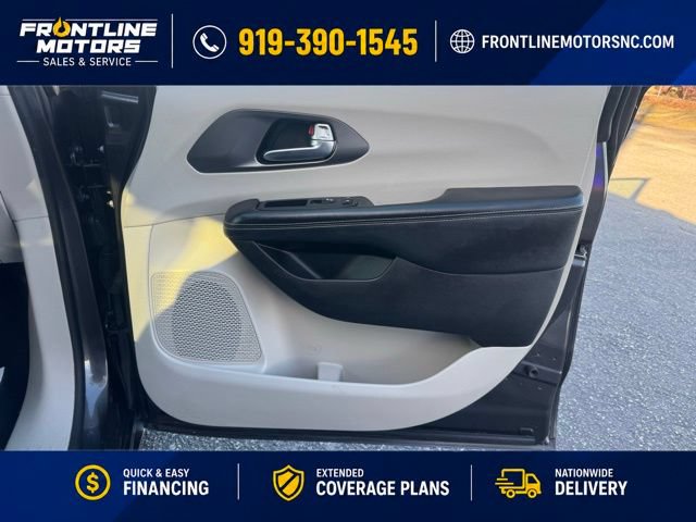Used 2022 Chrysler Pacifica Touring-L FWD image 11