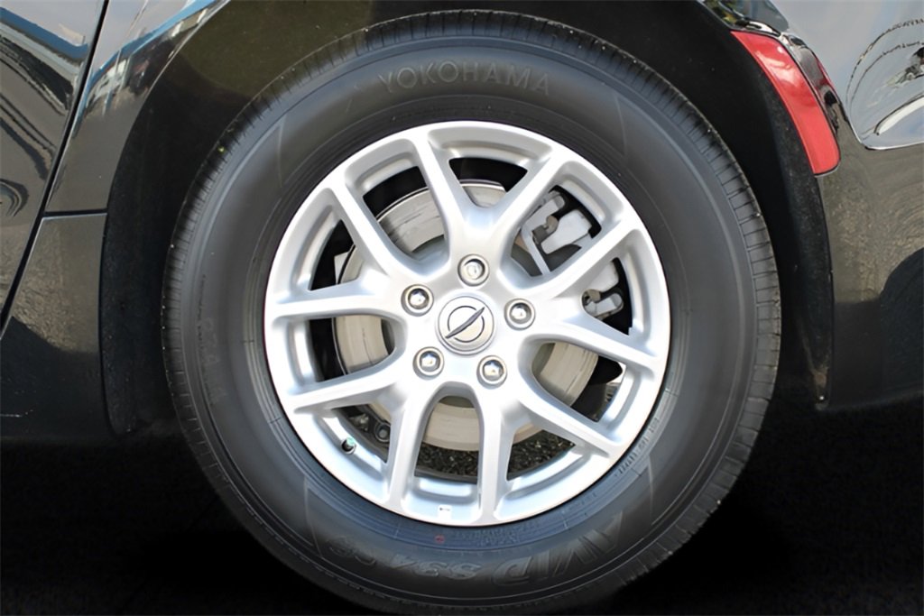 Used 2025 Chrysler Voyager LX image 12