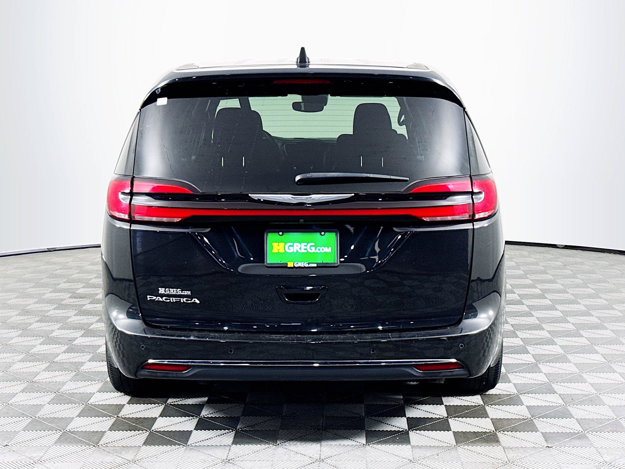 Used 2023 Chrysler Pacifica Touring FWD image 8